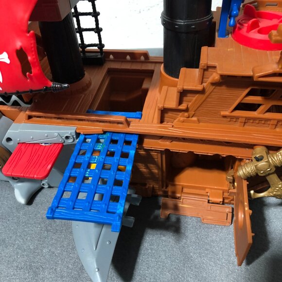Fisher Price Imaginext Shark Bite Pirate Ship - Picture 7 of 11